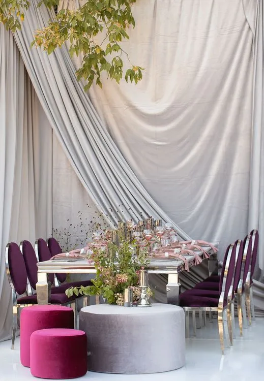 Бордовые акценты за прямоугольным столом