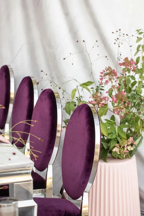 Бордовые акценты за прямоугольным столом