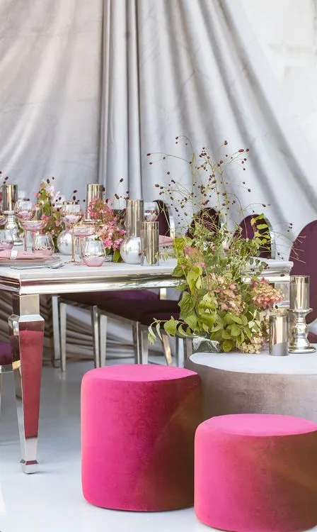 Бордовые акценты за прямоугольным столом