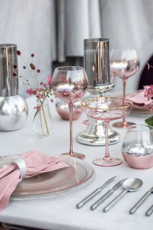 Бордовые акценты за прямоугольным столом