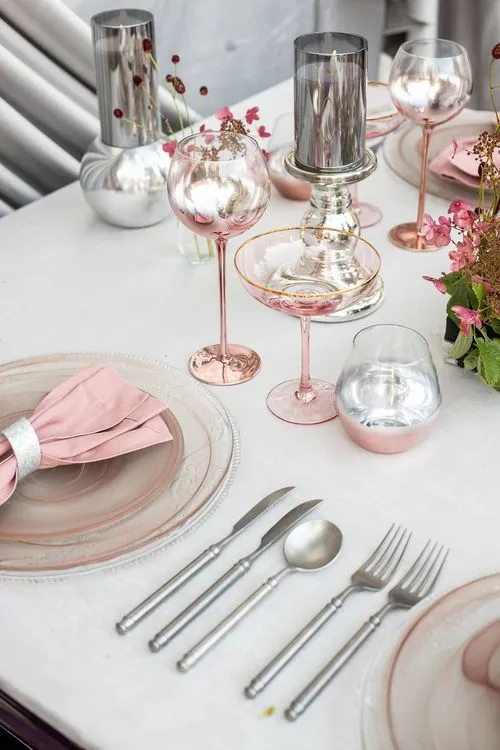 Бордовые акценты за прямоугольным столом