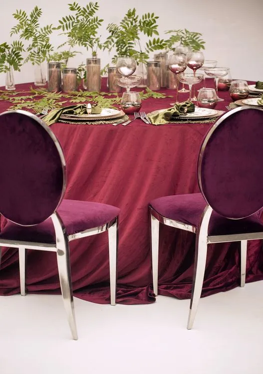 Бордовый сет за круглым столом