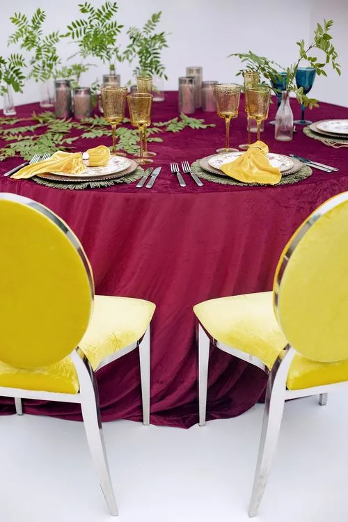 Бордовый сет за круглым столом