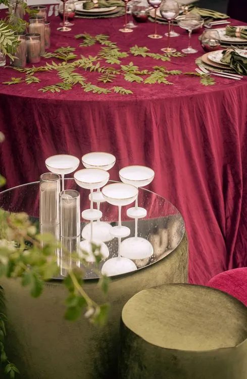 Бордовый сет за круглым столом