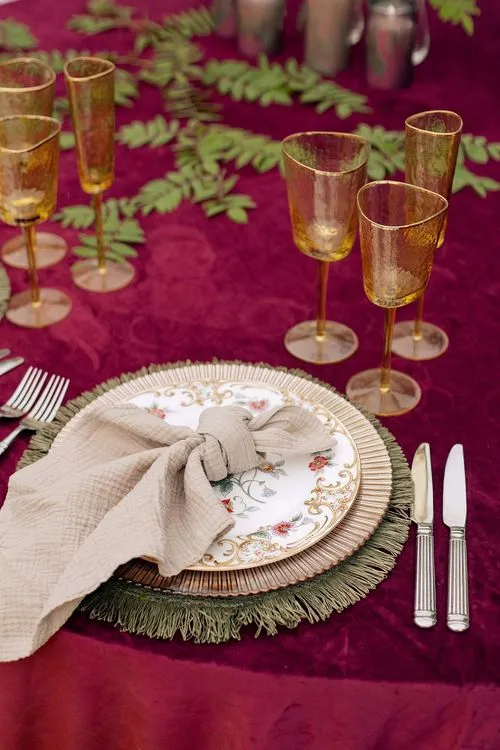 Бордовый сет за круглым столом