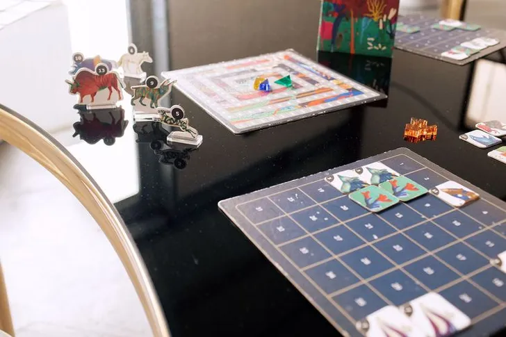 Черно-белые змейки с бархатными пуфами