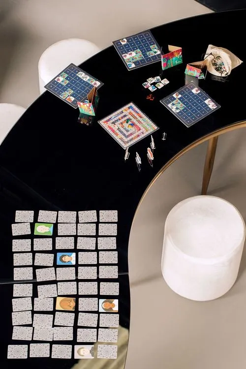 Черно-белые змейки с бархатными пуфами