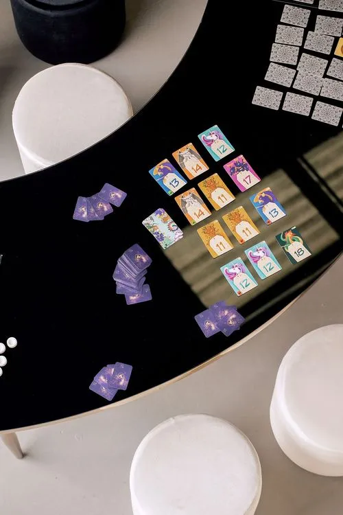 Черно-белые змейки с бархатными пуфами