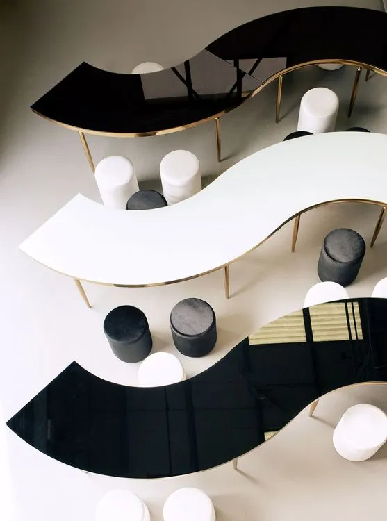 Черно-белые змейки с бархатными пуфами