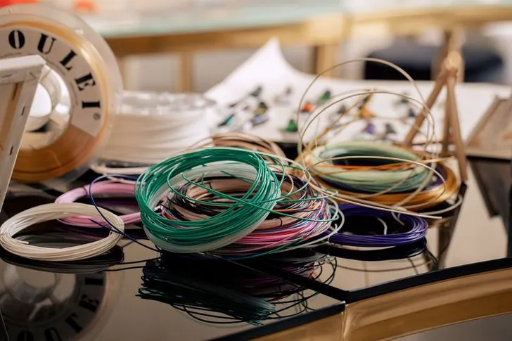 Черно-белые змейки с бархатными пуфами