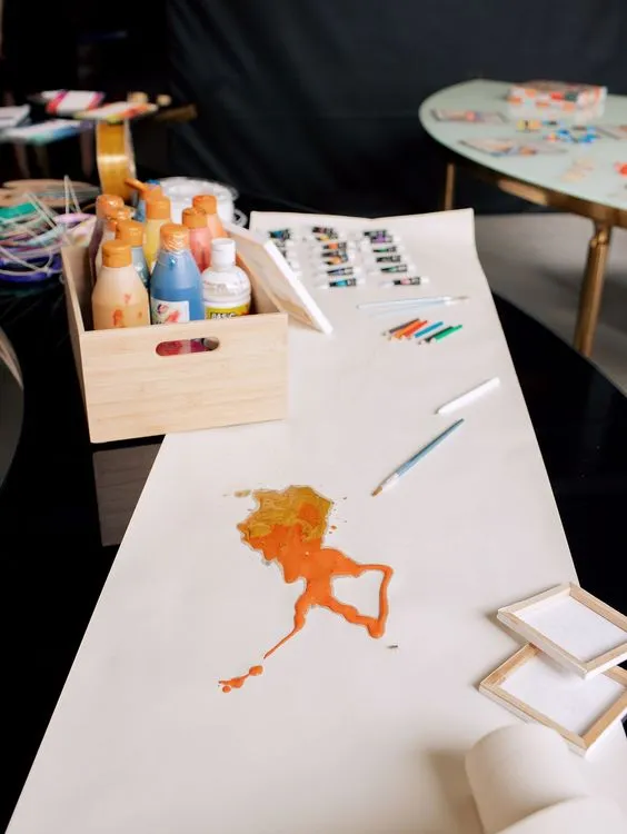 Черно-белые змейки с бархатными пуфами