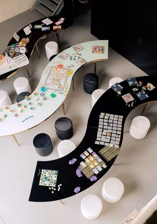 Черно-белые змейки с бархатными пуфами