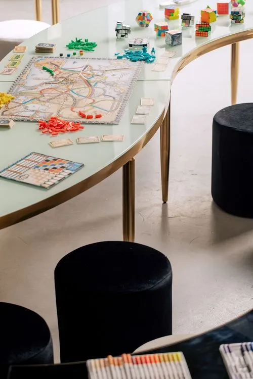 Черно-белые змейки с бархатными пуфами