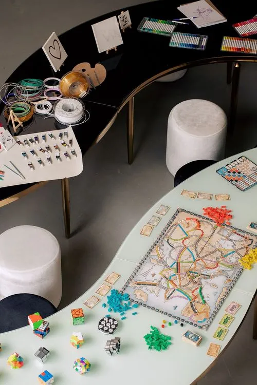 Черно-белые змейки с бархатными пуфами