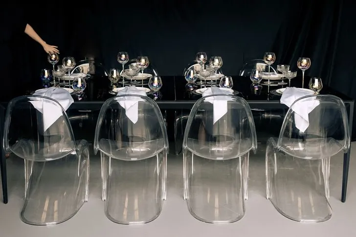 Черно-белый сет за прямоугольным столом