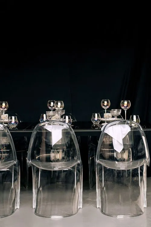 Черно-белый сет за прямоугольным столом