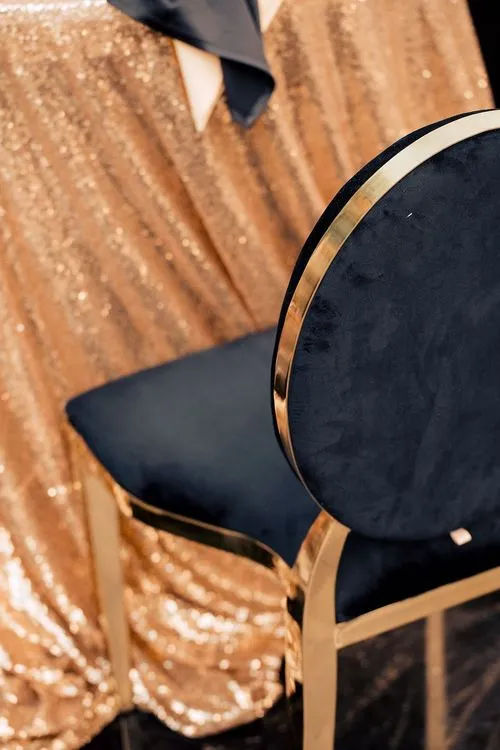 Черно-золотой сет за круглым столом