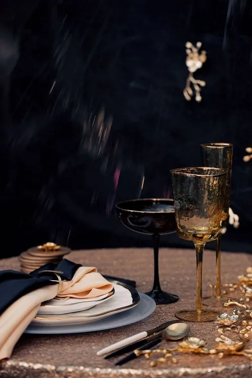 Черно-золотой сет за круглым столом