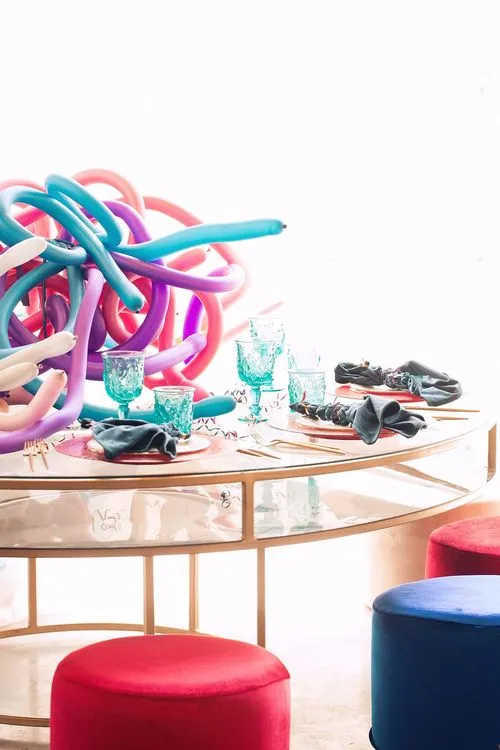 Детский сине-красный сет за круглым столом