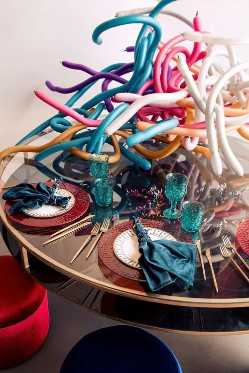 Детский сине-красный сет за круглым столом