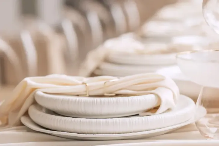 Дизайнерский сет айвори за прямоугольным столом