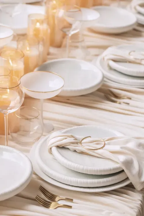 Дизайнерский сет айвори за прямоугольным столом