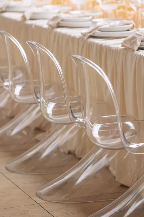 Дизайнерский сет айвори за прямоугольным столом