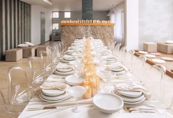 Дизайнерский сет айвори за прямоугольным столом