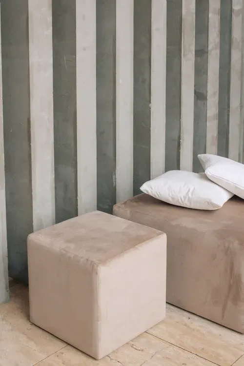 Дизайнерский сет айвори за прямоугольным столом