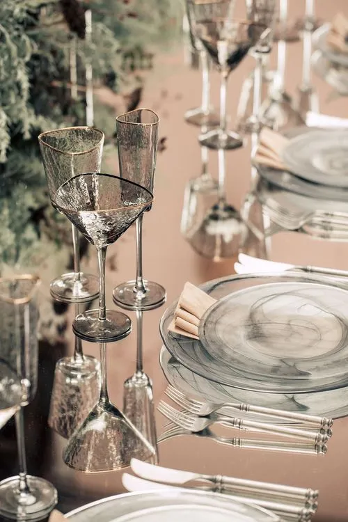 Дымчатая сервировка за прямоугольным  зеркальным столом