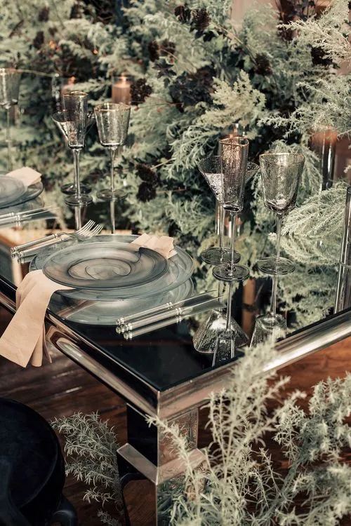 Дымчатая сервировка за прямоугольным  зеркальным столом