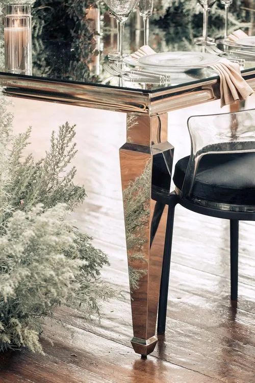 Дымчатая сервировка за прямоугольным  зеркальным столом