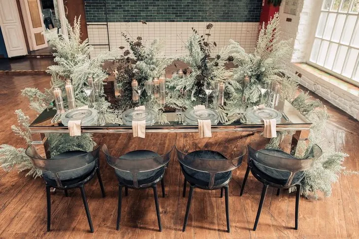 Дымчатая сервировка за прямоугольным  зеркальным столом