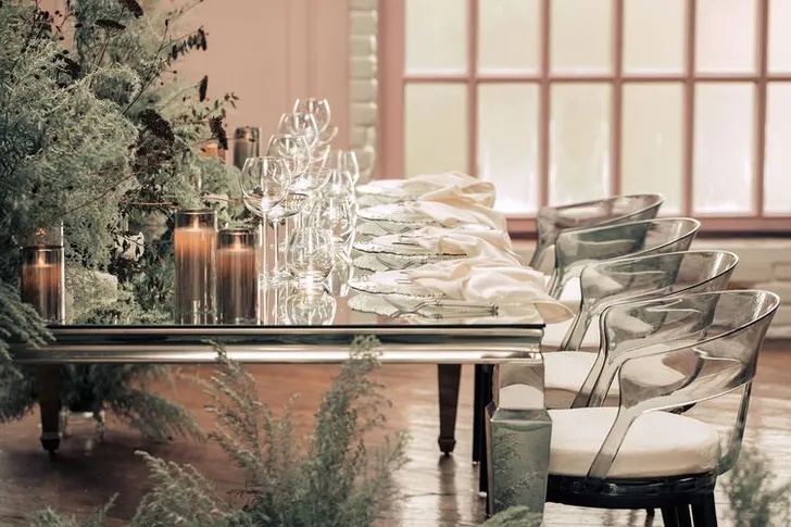 Дымчатая сервировка за прямоугольным  зеркальным столом