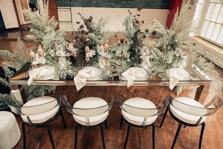 Дымчатая сервировка за прямоугольным  зеркальным столом