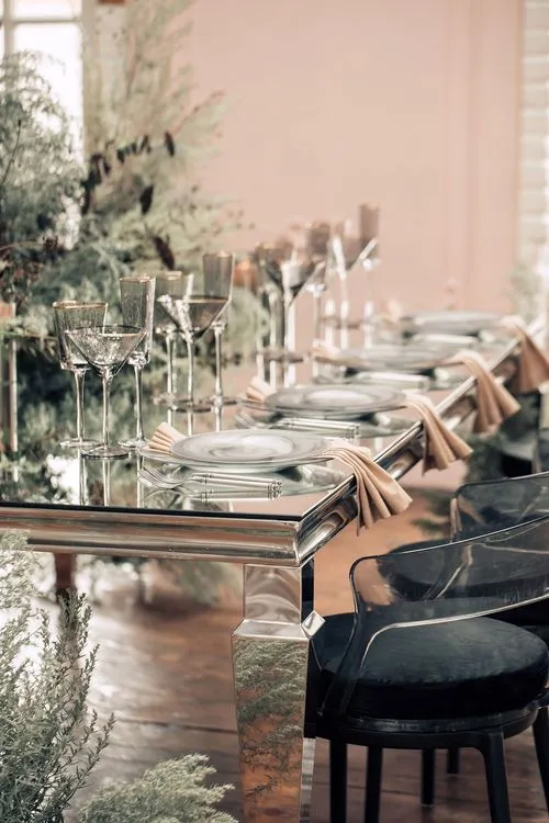 Дымчатая сервировка за прямоугольным  зеркальным столом