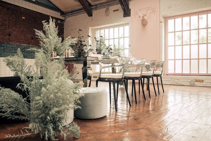 Дымчатая сервировка за прямоугольным  зеркальным столом