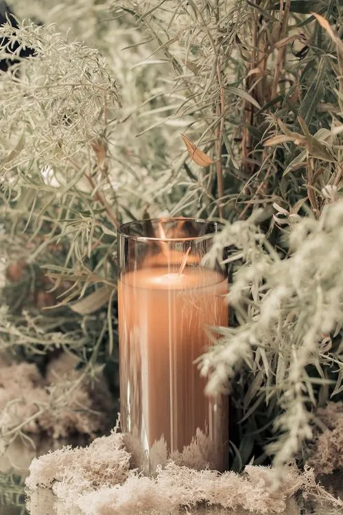 Дымчатая сервировка за прямоугольным  зеркальным столом