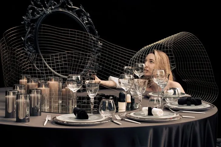 Дымчатый сет за круглым столом