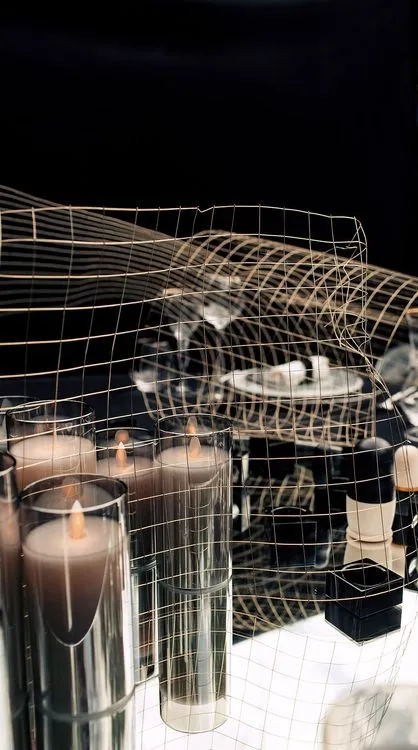 Дымчатый сет за круглым столом