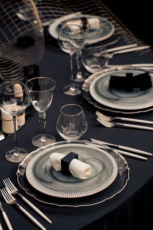 Дымчатый сет за круглым столом