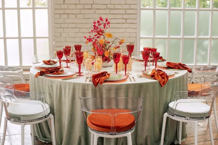 Эвкалиптовый бархат на круглом столе