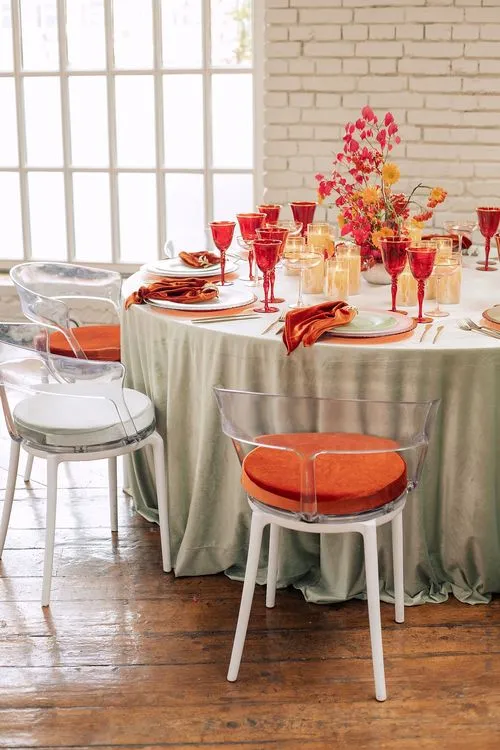 Эвкалиптовый бархат на круглом столе