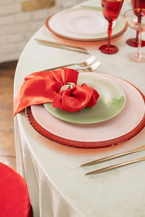 Эвкалиптовый бархат на круглом столе