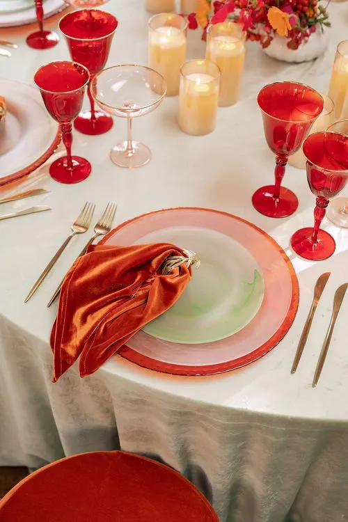 Эвкалиптовый бархат на круглом столе