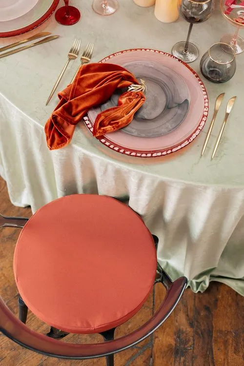 Эвкалиптовый бархат на круглом столе