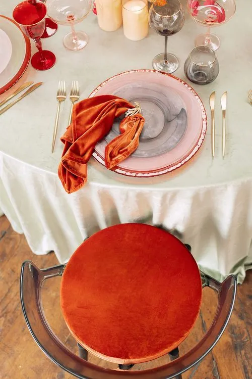 Эвкалиптовый бархат на круглом столе