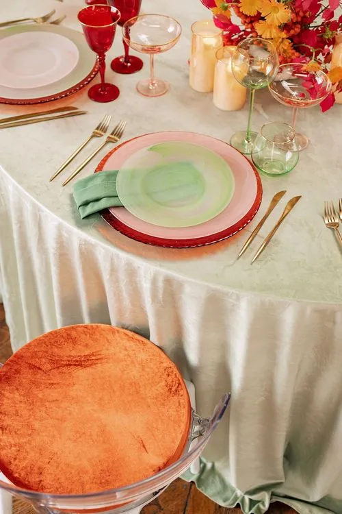 Эвкалиптовый бархат на круглом столе