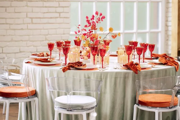 Эвкалиптовый бархат на круглом столе