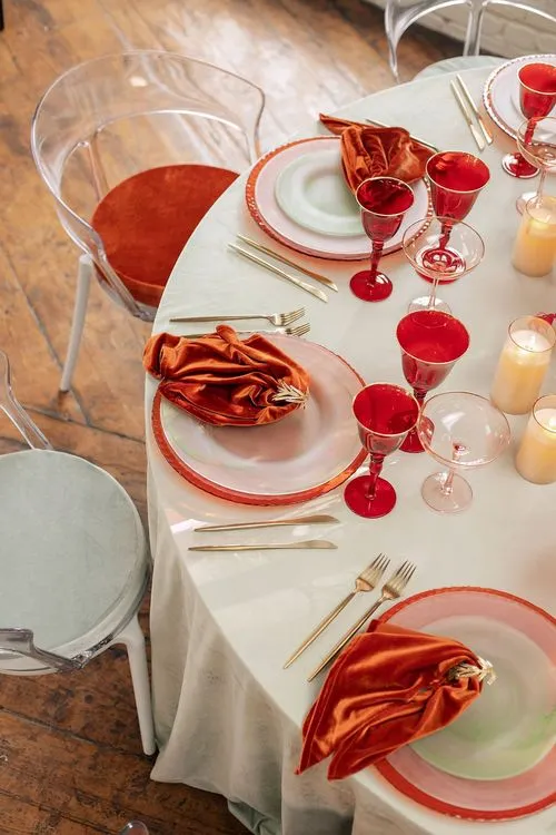 Эвкалиптовый бархат на круглом столе